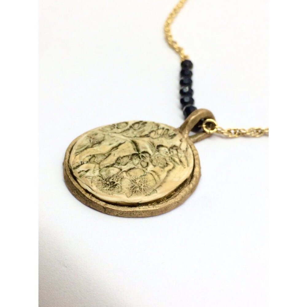 VINTAGE ARTISAN NECKLACE Gold Tone Chain Black Beads Floral Medallion Pendant - Picture 5 of 12